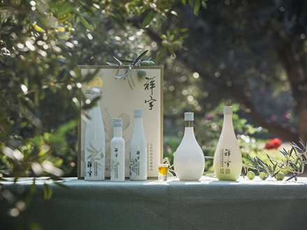 祥宇特級初榨橄欖油，純手工采摘、精選優(yōu)質(zhì)油橄欖鮮果，用意大利貝亞雷斯全自動設(shè)備物理冷榨工藝，在鮮果采摘后8小時(shí)內(nèi)限時(shí)鮮榨而成。